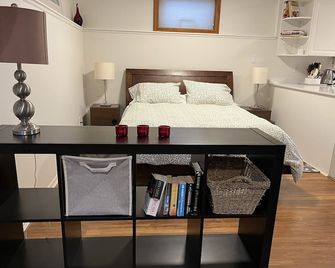 Feel at home, a few blocks from downtown Sidney and beach - Sidney - Bedroom