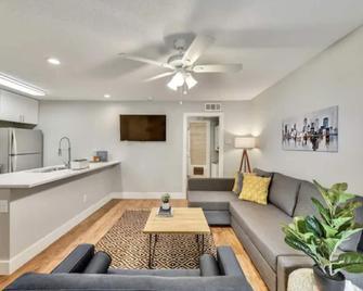 Hello Gorgeous Flat near Downtown! - Dallas - Huiskamer