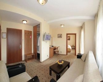 How Boutique And Hotel - Cluj Napoca - Living room