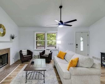 Tranquil Hideaway Home - Pet-friendly - Villa Rica - Wohnzimmer