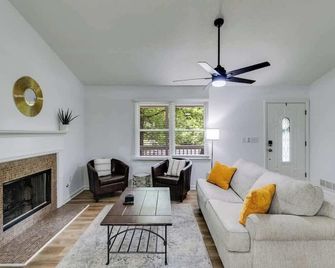 Tranquil Hideaway Home | Pet-friendly - Villa Rica - Huiskamer