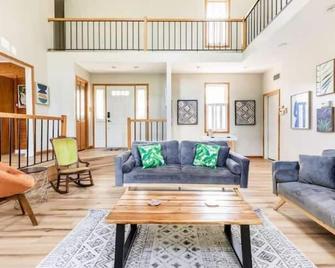 Waterfront House Near The Niagara Falls - Tonawanda - Living room
