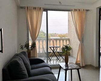 Mountain Breeze Home Stay - Neral - Living room
