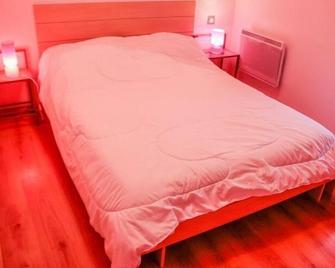 Tres Beau Gite de 8 Personnes à 15 min du Futuroscope - Saint-Martin-la-Pallu - Camera da letto