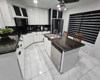 Luxury home with Pool, Electric Vehicle charger in McAllen near by hospitals and - McAllen - Kitchen