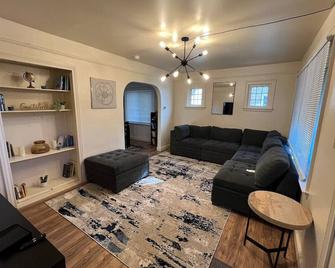Cozy Gem King Bunk Beds Near Major Highways Sleep6 - Lincoln Park - Living room