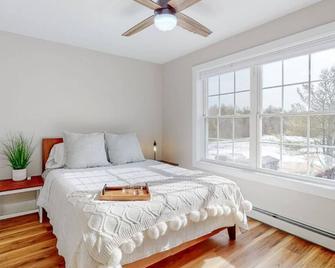 Newly Constructed Two-Br Retreat Near Portland - Gorham - Bedroom