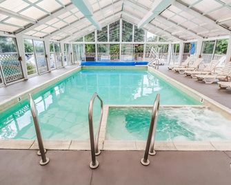 Oceancliff I & II - Newport - Piscine