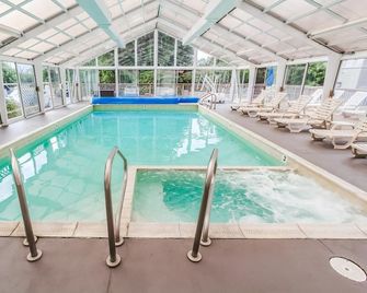 Oceancliff I & II - Newport - Piscine