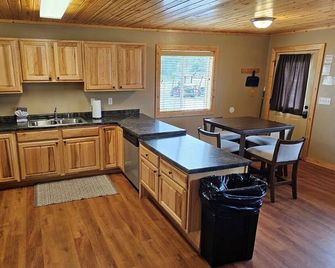 Cabin 10 2 bedroom in Isle with WiFi and stunning lake views on ground floor - Isle - Cocina