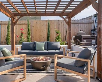 Resort-Style Pool Retreat | Home Gym + Hot Tub - Goleta - Patio