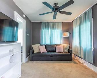 Walking distance to ULV & the Fairplex - La Verne - Living room