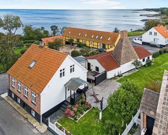 Charming summerhouse w. perfect seaview location - Svaneke - Edificio