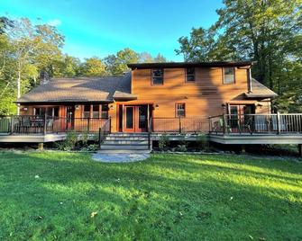 Luxury Newly Renovated 3 Bedroom Home Close to Brattleboro and Mount Snow - Newfane - Edificio