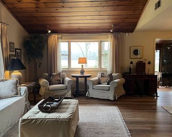 Mountain Mist Lake House - feels remote but close to everything! - Hickory - Huiskamer