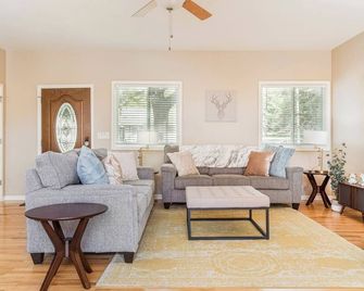 Large 5 Bed Lake Geneva Home 4 Blocks From Lake! - Lake Geneva - Sala de estar