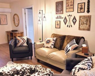 Experience the spirit of the old west in comfort and style! - Tombstone - Living room