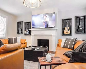 Luxury VIP: Historic Home with Rock ‘n Roll/Bourbon Heart.. Sauna & Fireplaces! - Bardstown - Living room