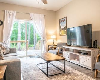 The Pine Villa at Ducks Landing - Aberdeen - Вітальня