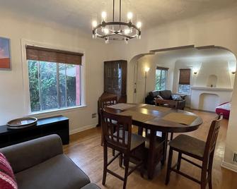 London St house between SilverLake Blvd and Hoover 2bd 2ba-secured gated parking - Los Angeles - Essbereich