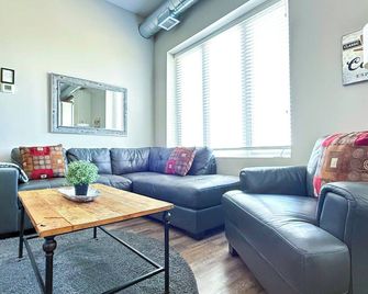 Contemporary East Loft in Historic Niagara - Niagara-on-the-Lake - Living room