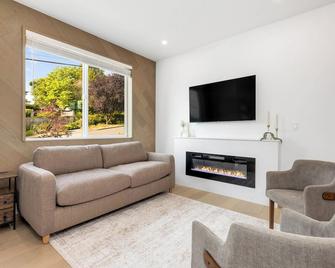 Brand-New Modern Home - Near Downtown, Airport & Light Rail - Seattle - Living room