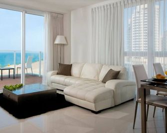 Island Luxurious Suites Hotel and Spa - Netanja - Wohnzimmer