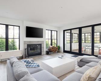 New Modern Farmhouse Estate Living in the heart of Southold with a pool!!! - Southold - Wohnzimmer