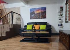 Mactan Transient Townhouse with Parking - Lapu-Lapu City - Wohnzimmer