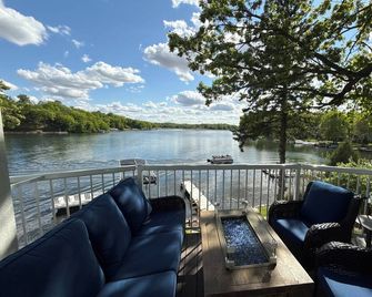 Newly remodeled Lauderdale Lakes waterfront home-hot tub, sauna, pickleball! - Elkhorn - Balkón