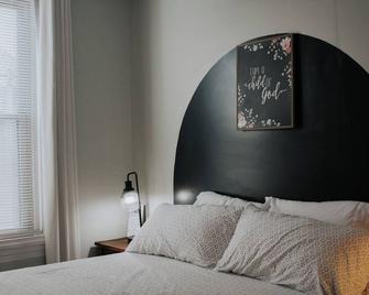 Charming 2-bedroom apartment with AC, WiFi in lovely Mifflinburg - Mifflinburg - Habitación