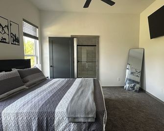 WhiteTail Cabin with Shuffleboard - Purcell - Bedroom