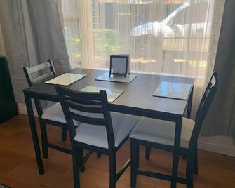 Island Time Cosy budget friendly beach retreat - 5 minute walk to the beach. - Kingscote - Dining room