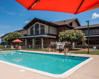 Round Hill Inn - Orange - Piscina