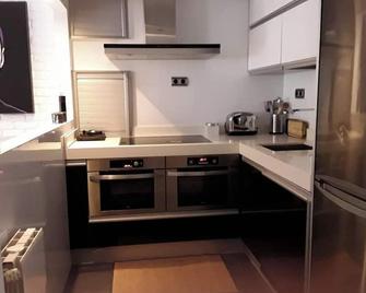 Comfortable Apartment in Zaragoza - 67 m², near the centre - Zaragoza - Kitchen