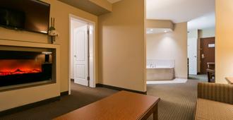 Best Western Plus Service Inn & Suites - เลทบริดจ์ - ห้องนอน