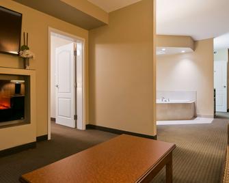 Best Western Plus Service Inn & Suites - Lethbridge - Bedroom