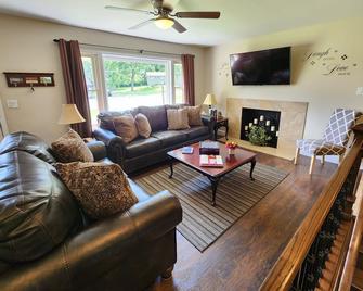 Upscale 5 Private Star Home For Families or Business Trips - Fairfield - Living room