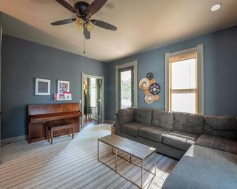 Well appointed home with three bedrooms and two bathrooms - Smithville - Living room