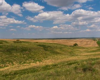 Relaxing Prairie Farm House for Travelers, Birders and Hunters - Herbert - Vista del exterior
