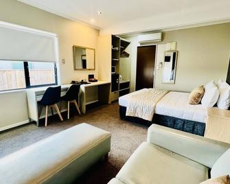 Marineland Beachfront Accommodation - נפייר - חדר שינה