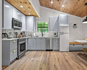 Smoky Mountains Honeymoon Cabin Dog Friendly - Sevierville - Cuisine