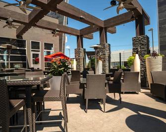 Sandman Hotel & Suites Winnipeg Airport - וויניפג - פטיו