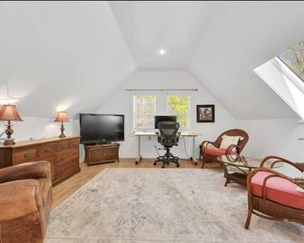 Sabbatical a Private guest cottage in Sag Harbor - Sag Harbor - Living room