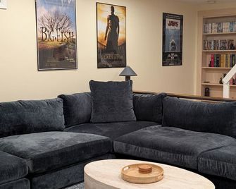 Lakefront Retreat | Dock, Kayaks & Fire Pit - Becket - Living room
