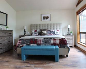 Kathys Cabin, King Bed, Hot Tub, Near-Nau & Downtown Attractions, Perfect Year-Round Mountain Getaway - Flagstaff - Bedroom