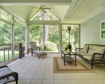 Remodeled Family Home ~ 2 Mi to Lake Lanier! - Buford - Living room