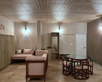 Planters Punch - Ooty - Living room