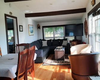 Bright modern cottage close to parlee beach. - Pointe-du-Chêne - Living room