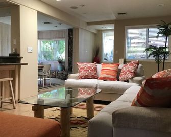 Private Marina, Docks, Close to Golf Course, Restaurants. - Parker - Living room